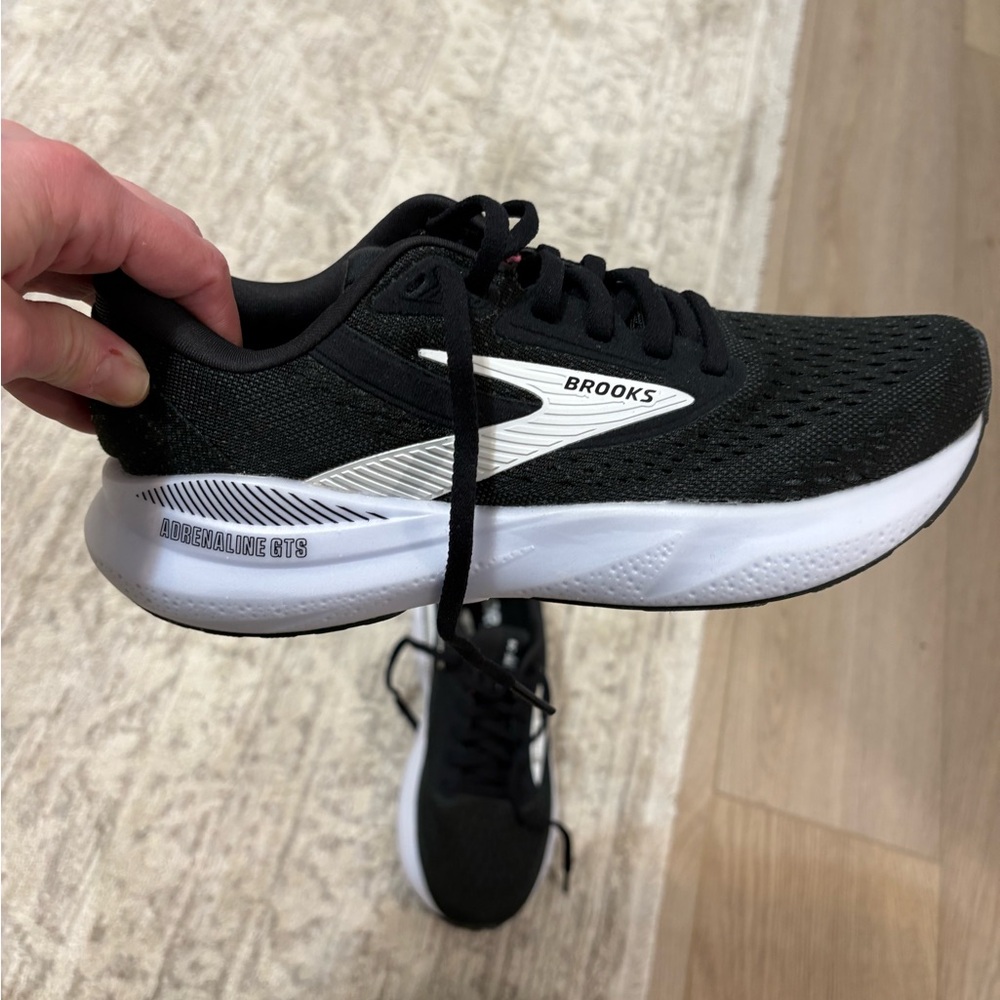 Brooks GT24 adrenaline Womens sz 6.5 Running Shoes in Black and White worn once - Picture 5 of 11